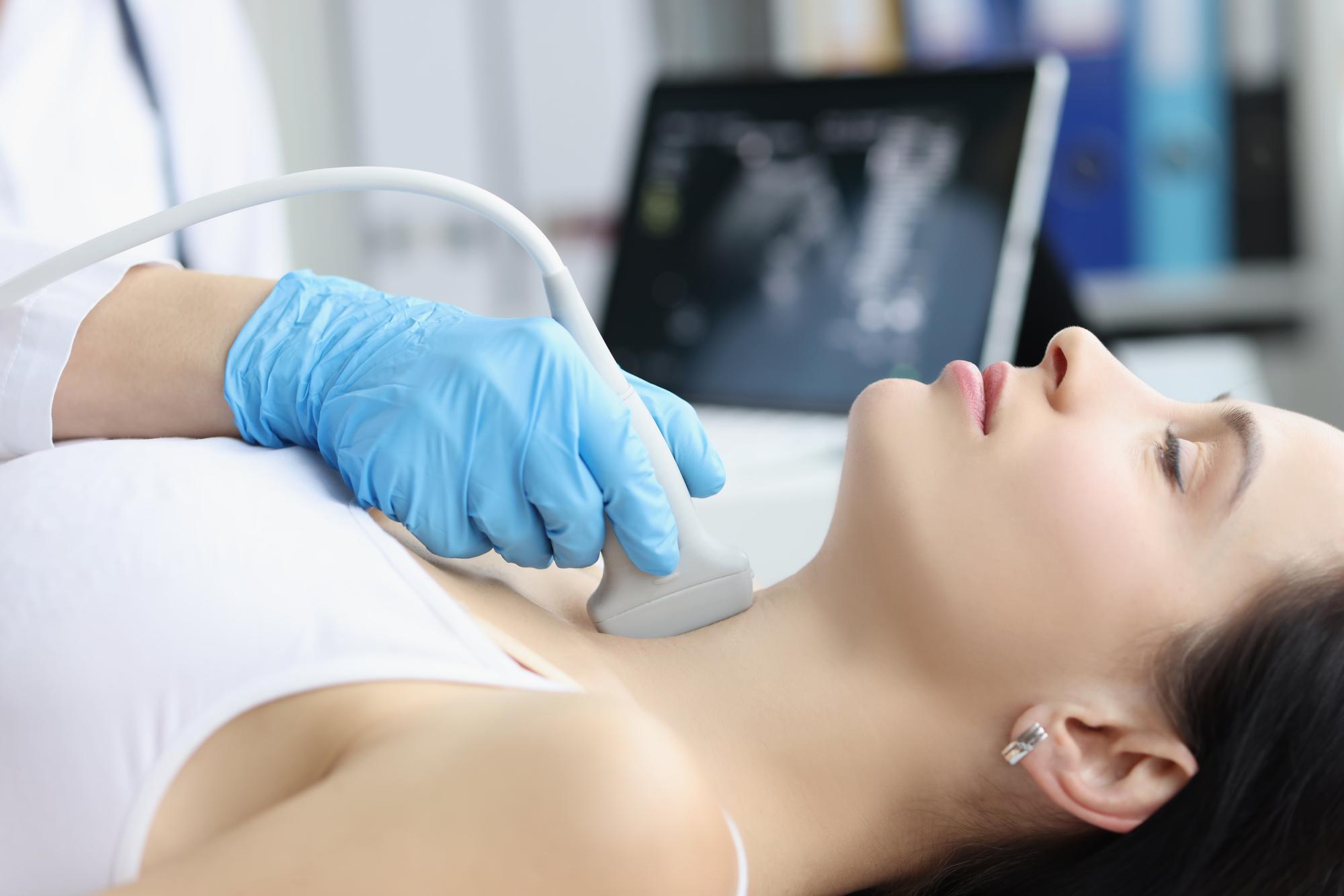 Lựa chọn gói tầm soát ung thư nào để phát hiện bệnh sớm? 3 Siêu âm tuyến giáp nhằm phát hiện các nốt bất thường hoặc khối u nghi ngờ