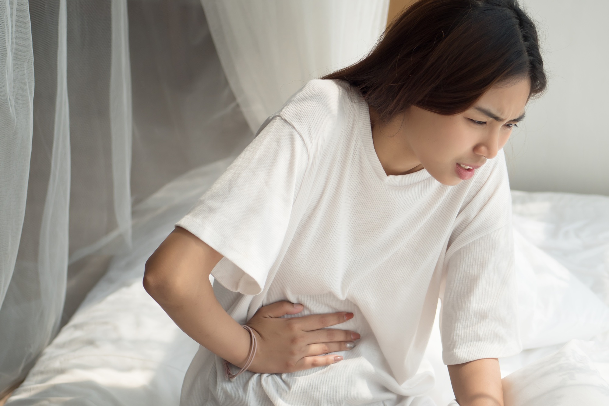 Đau vùng thượng vị là cảm giác đau hoặc khó chịu ở ngay phía trên bụng, ngay dưới xương ức