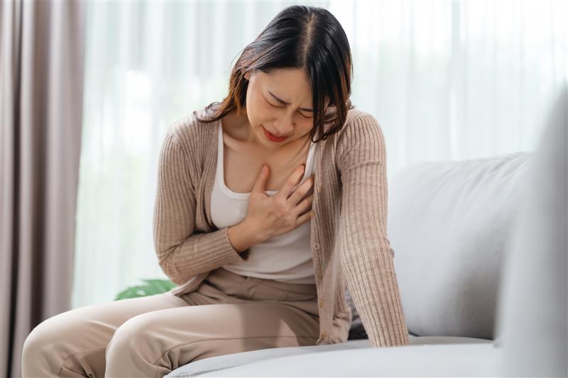 Đau, khó chịu ở vùng ngực do ung thư vú thường dễ bị nhầm lẫn với đau do kỳ kinh nguyệt hoặc căng cơ