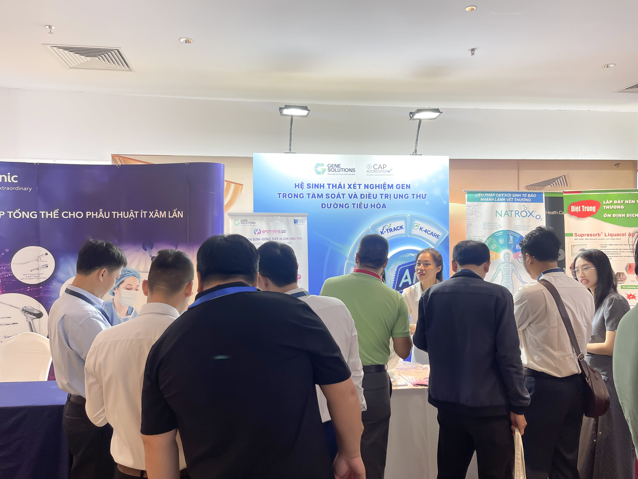 Gene Solutions tiếp tục đồng hành cùng Hội nghị Khoa học Thường niên Phẫu thuật Đại trực tràng 2025 6 Gian hàng giới thiệu sản phẩm của Gene Solutions thu hút sự quan tâm của nhiều chuyên gia, bác sĩ
