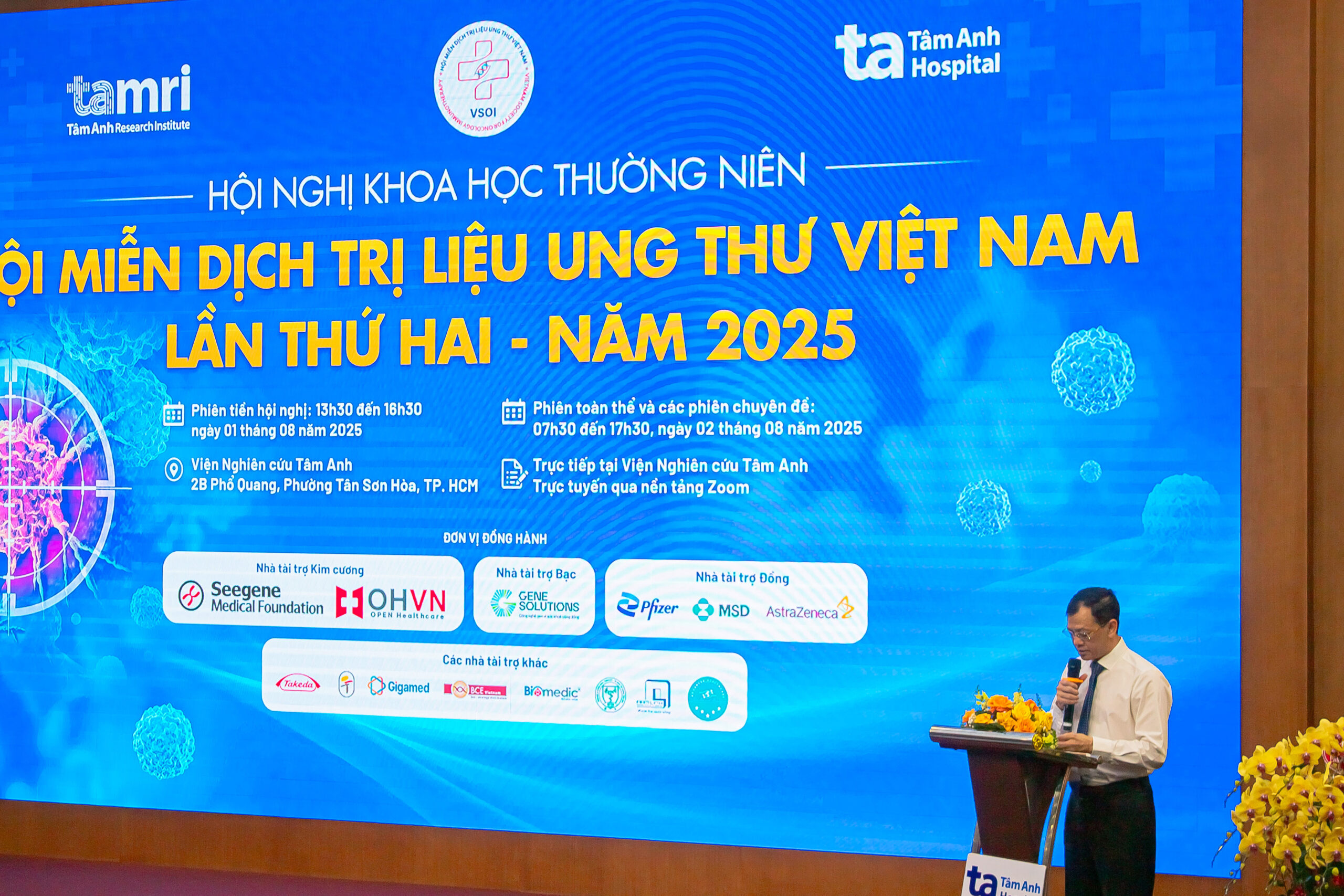 Gene Solutions đồng hành cùng Hội nghị Khoa học Thường niên Hội Miễn dịch Trị liệu Ung thư Việt Nam lần II – 2025 1 Thứ trưởng Y tế Nguyễn Tri Thức phát biểu khai mạc