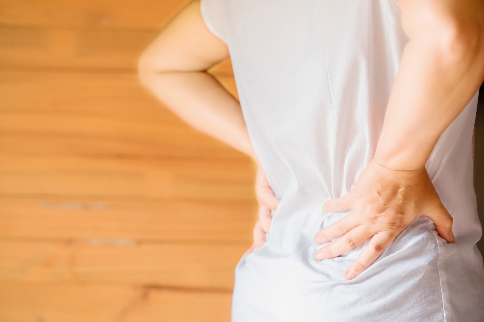 Đau lưng có thể bắt nguồn từ nhiều nguyên nhân khác nhau, trong đó có ung thư buồng trứng