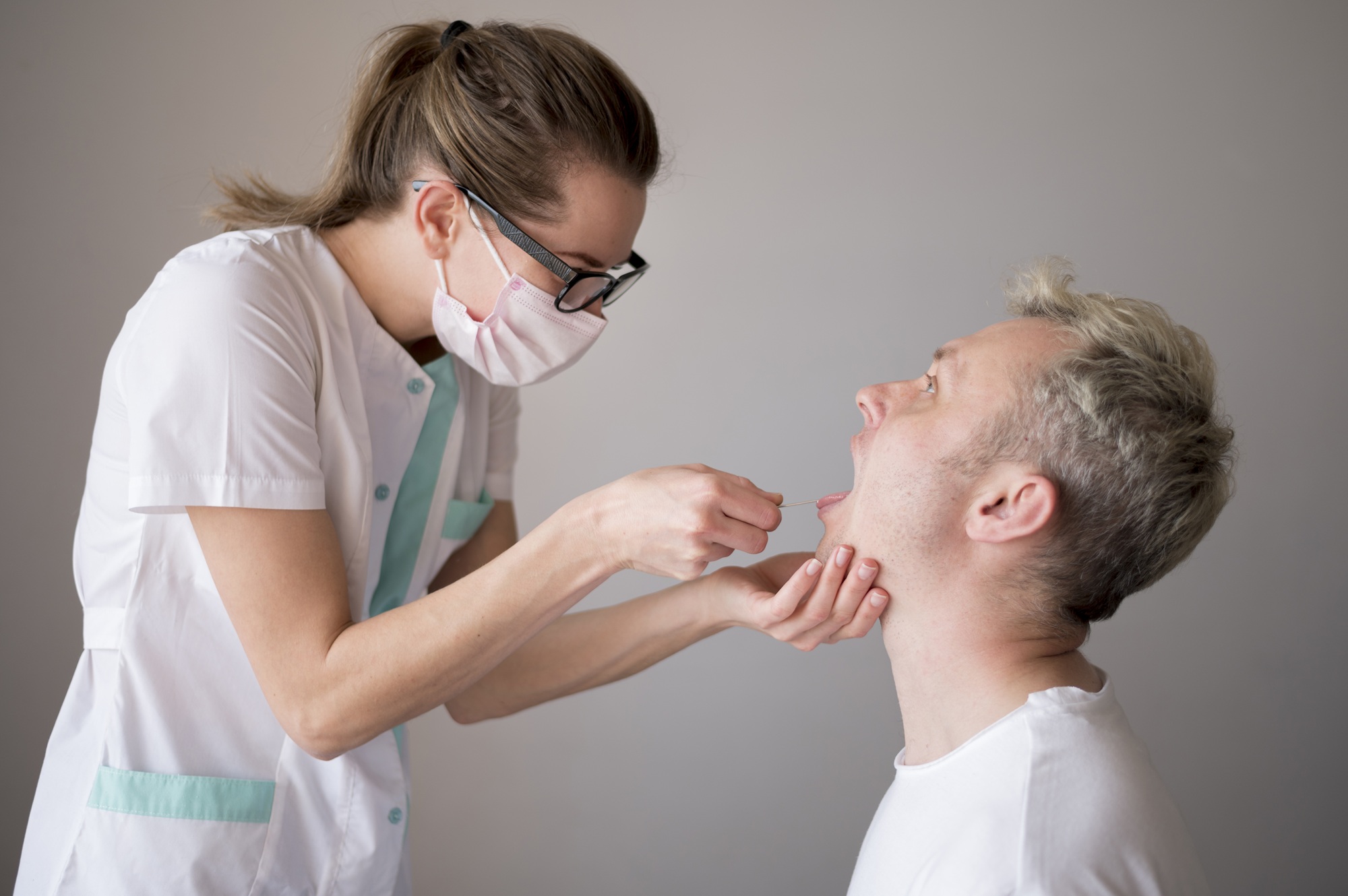 Việc đầu tiên và quan trọng nhất cần phải làm là khám chuyên khoa Tai Mũi Họng