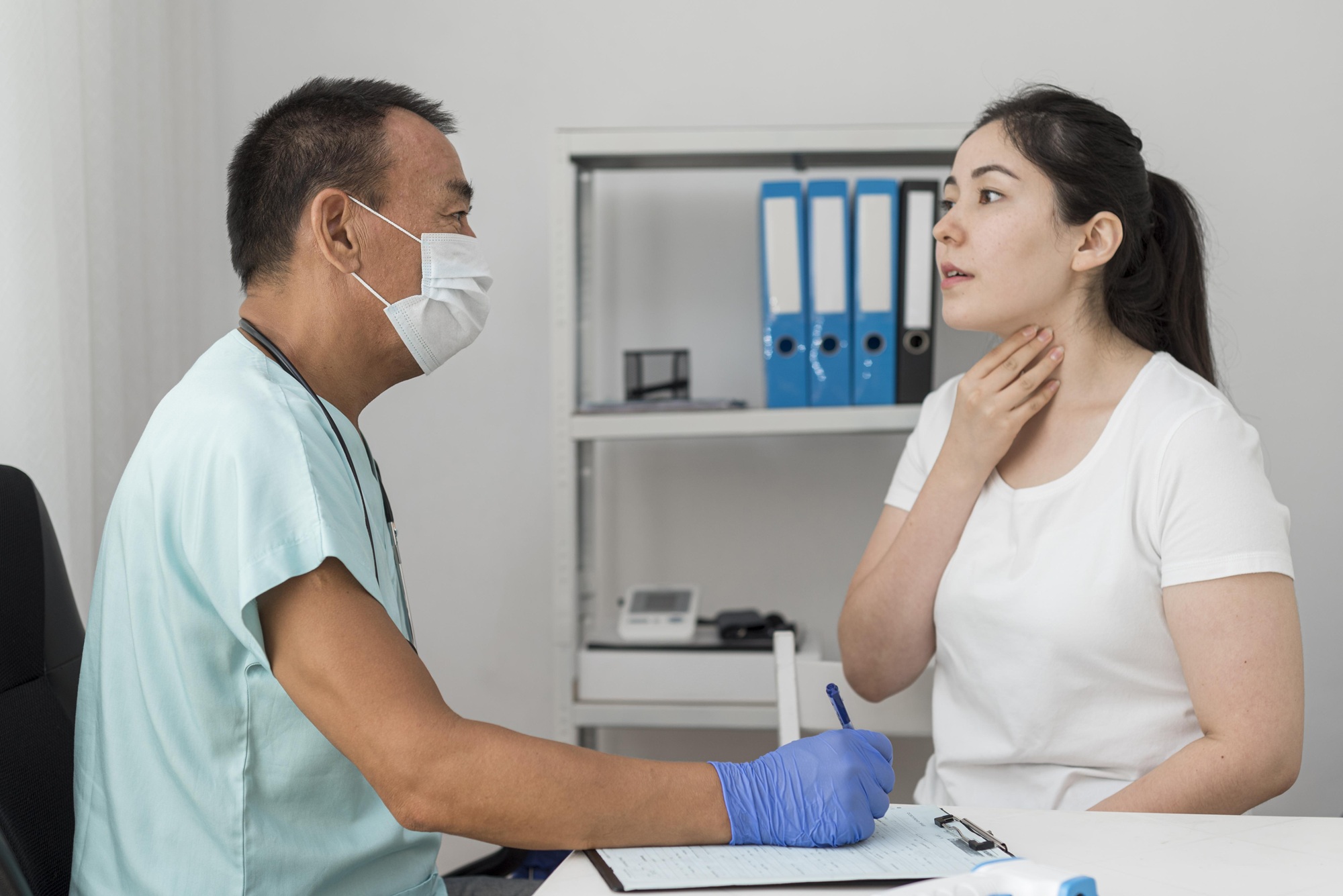 Khi xuất hiện các dấu hiệu bất thường, hãy trao đổi với bác sĩ để loại trừ nguy cơ ung thư