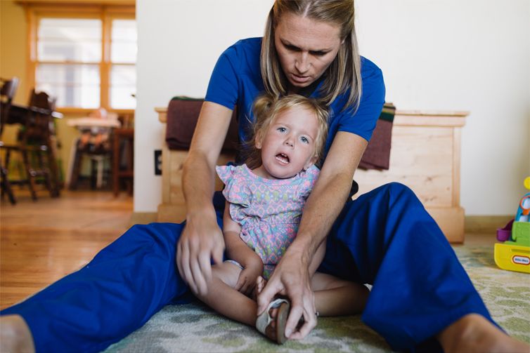Bệnh teo cơ tủy sống SMA - đặc trưng bởi tình trạng yếu cơ tiến triển và teo cơ