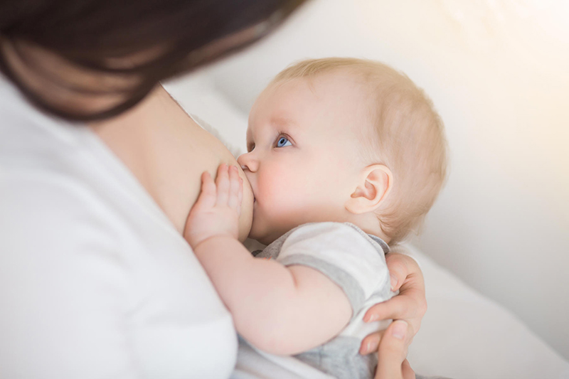 Đâu là nguyên nhân khiến trẻ sơ sinh lười bú, bú ít