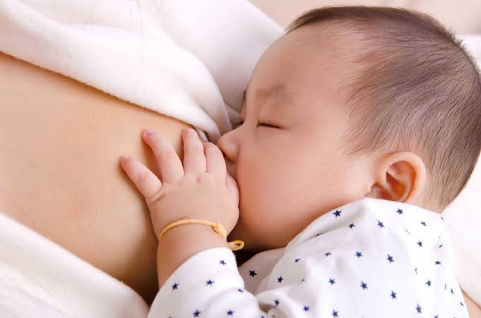 Mẹ nên lưu ý gì khi thấy con có dấu hiệu bú kém?