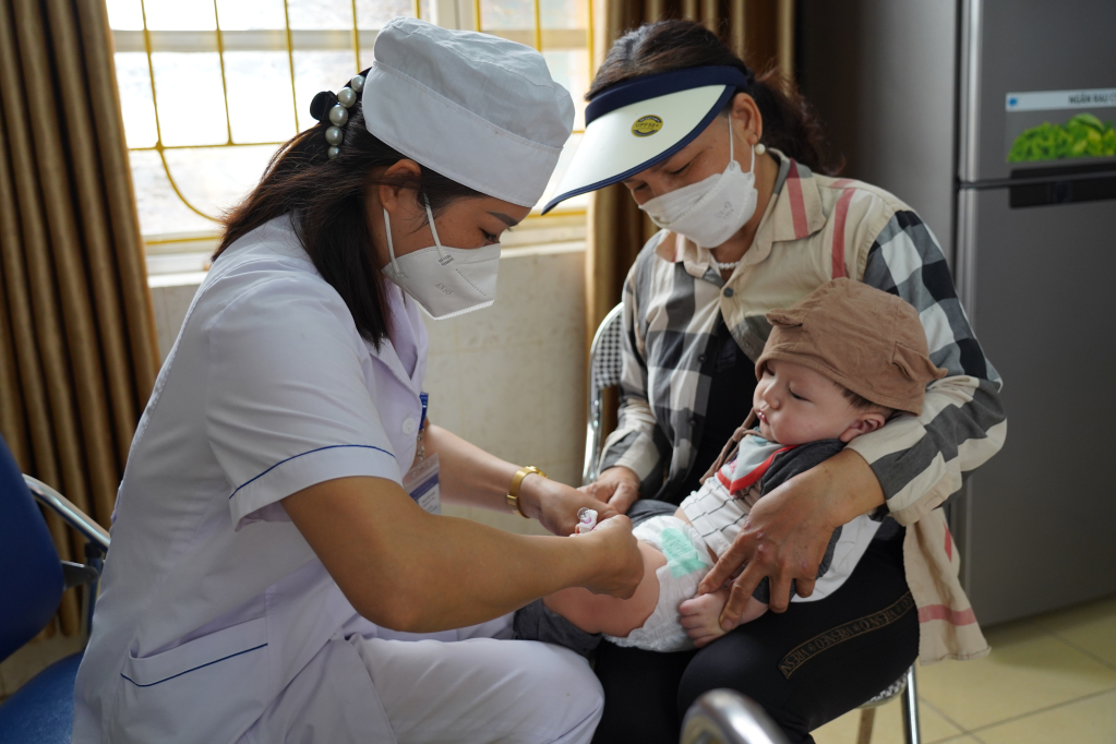 Nên đưa trẻ tới các cơ sở y tế để thăm khám kịp thời