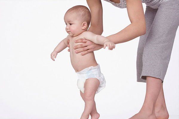 Dấu hiệu nhận biết chậm phát triển vận động ở trẻ nhỏ