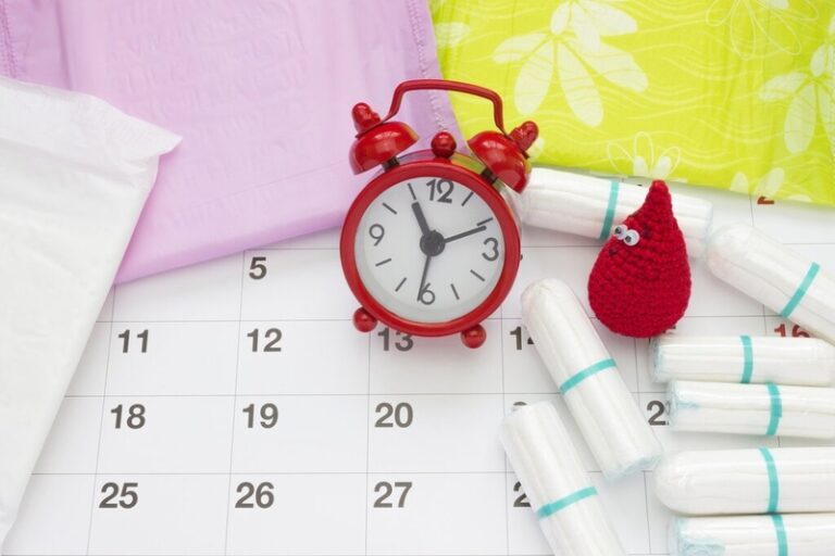 Chảy máu âm đạo kéo dài có nguy hiểm không? Các dấu hiệu y khoa không nên chủ quan