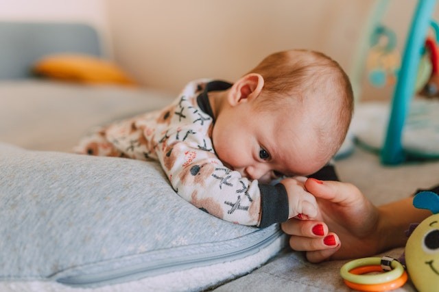 Trẻ không chịu ngóc đầu có đáng lo?
