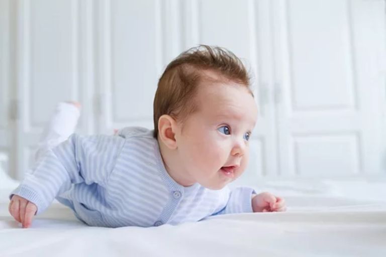 Trẻ mấy tháng tuổi thì cứng cổ và ngóc được đầu?