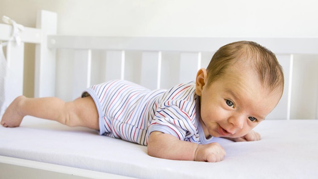 Có nhiều nguyên nhân khiến trẻ không chịu ngóc đầu