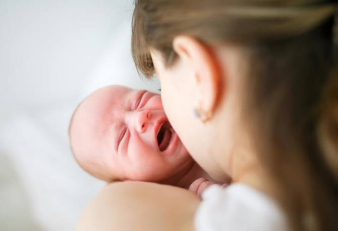 Khó nuốt ở trẻ có thể do bệnh lý hoặc do bé không muốn ăn