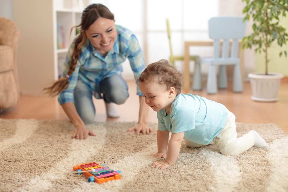 Bố mẹ nên quan sát các mốc vận động của con